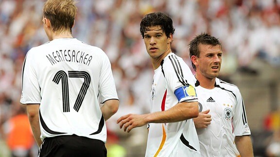 Michael Ballack (Mitte), Bernd Schneider (re.) und Per Mertesacker bei der WM 2006