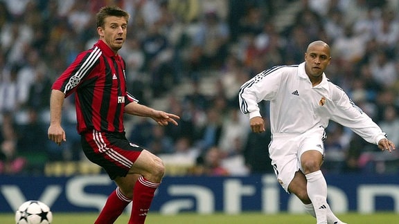 Roberto Carlos (re., Real) spielt den Ball an Bernd Schneider (Leverkusen) vorbei - Champions League 2001/2002, Finale, Endspiel, Bayer 04 Leverkusen - Real Madrid (Spanien) 