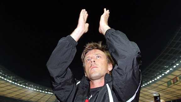 Bernd Schneider (Leverkusen) bedankt sich bei den Zuschauern;  DFB Pokal Finale 2008/2009