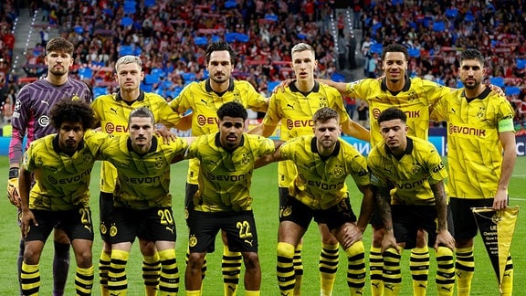 Das Team von Borussia Dortmund posiert für ein Gruppenfoto.