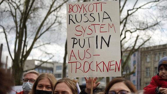 Plakat mit AUfschrift 'Boykott Russia System, Putin Austrocknen' bei Demonstration gegen den Russischen Krieg in der Ukraine