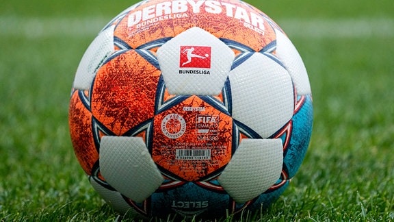 Ein Ball der Marke Derbystar Bundesliga Brillant