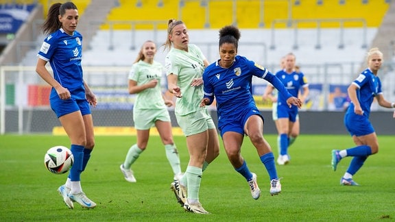 Josephine Bonsu gegen Ramona Maier im Zweikampf