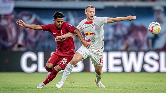 Leipzigs Lukas Klostermann gegen Liverpools Fabio Carvalho.