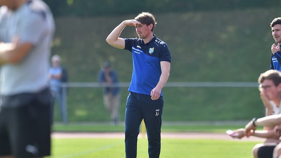 Trainer Jonas Stephan (FC Chemnitz) schaut unzufrieden