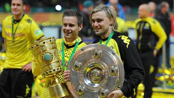Chris Löwe (li,) mit Marcel Schmelzer (Borussia Dortmund) 