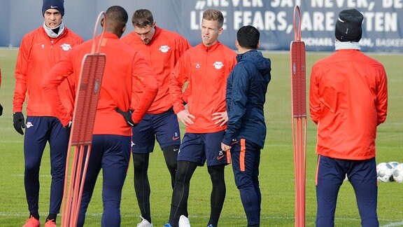 RBL-Neuzugang Dani Olmo (Offensives Mittelfeld RB Leipzig, Rückennummer 25) (Mitte) beim Training von RB Leipzig (27.01.2020) inmitten seiner Teamkollegen. V.l.n.r. Yussuf Poulsen (Angreifer RB Leipzig, Rückennummer 9), Amadou Haidara (Mittelfeldspieler RB Leipzig, Rückennummer 8), Stefan Ilsanker (Mittelfeldspieler RB Leipzig, , Rückennummer 13), Emil Forsberg (Angreifer RB Leipzig, Rückennummer 10).