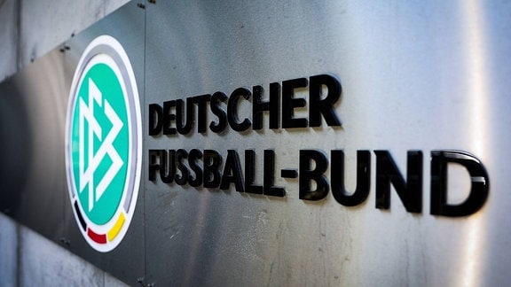 DFB-Logo vor Zentrale