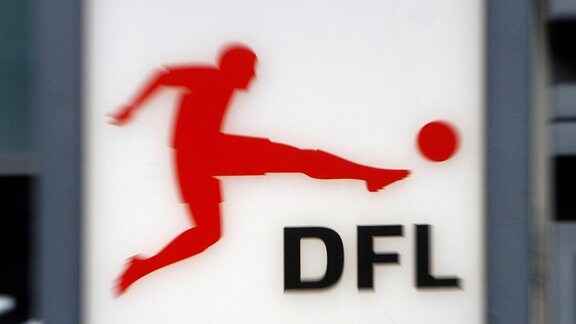 Logo der DFL vor der Zentrale in der Innenstadt von Frankfurt am Main.