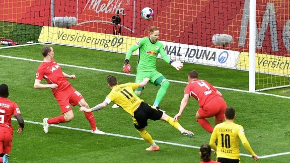 Marco Reus BVB erzielt das Tor zum 1:0 gegen Peter Gulacsi RBL und Willi Orban RBL. 