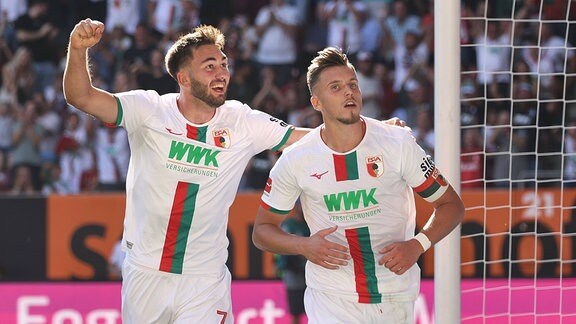 Torjubel nach dem 2:1 durch Ermedin Demirovic FC Augsburg 9, re. nach Vorarbeit von Dion Drena Beljo