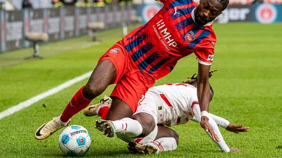 Omar-Haktab Traore (FC Heidenheim, 23) im Zweikampf mit Amadou Haidara (RB Leipzig, 08).