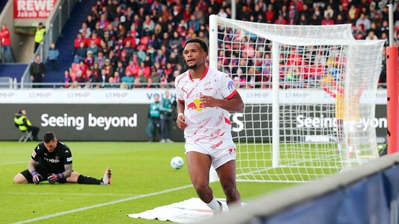 Tor für Leipzig zu 0:1. Im Bild: Torschütze Lois Openda 11, RB Leipzig, Torjubel.