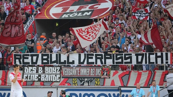 FC Köln Fans mit Transparent mit der Aufschrift 'Red Bull verpiss dich!'