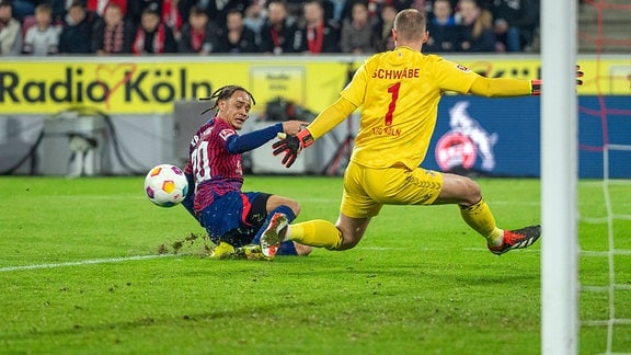 Xavi Simons RB Leipzig, 20 legt den Ball vor dem heranstürmenden Marvin Schwaebe 1. FC Köln, 01 quer. 
