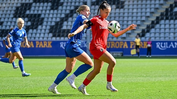 Selina Vobian (SC Freiburg Frauen, 08) am Ball und im Duell mit Anja Heuschkel (FC Carl Zeiss Jena, 14) 