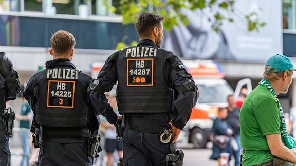 Polizei vor dem Weserstadion