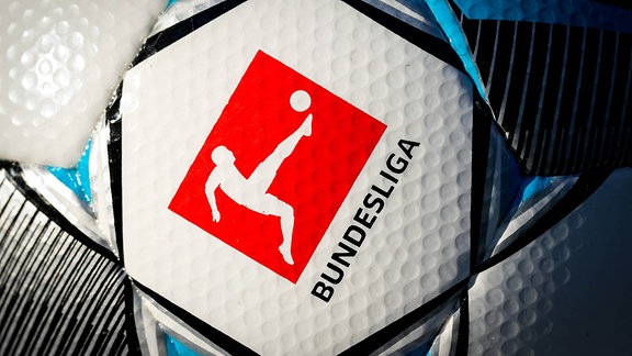 Ein Ball der Marke Derbystar Bundesliga Brillant Aps by Select präsentiert das Logo der Liga