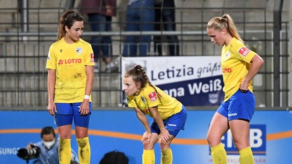 Enttäuschte Spielerinnen des FC Carl Zeiss Jena.