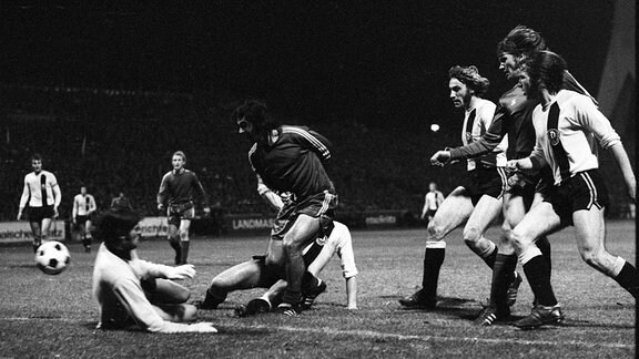 Europapokal der Landesmeister 1973/74: Dynamo Dresden - FC Bayern München 3:3/7.11.73 in Dresden. 3:3 Ausgleich durch Gerd Müller (FCB). Am Boden Torwart Claus Boden (Dresden)