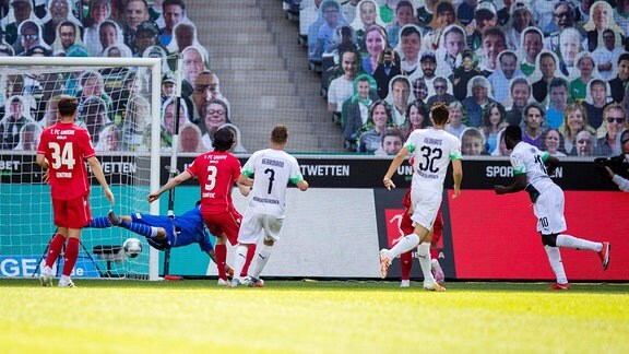 Marcus Thuram Borussia Moenchengladbach, re., erzielt das Tor zum 2:0