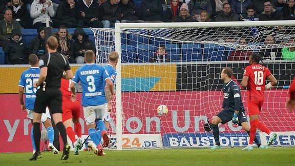 Dani Olmo (Leipzig) erzielt das Tor zum 1:3.