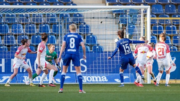 Marta Cazalla Garcia (TSG, 15), erzielt das Tor zum 2:0 im Spiel TSG 1899 Hoffenheim gegen RB Leipzig.