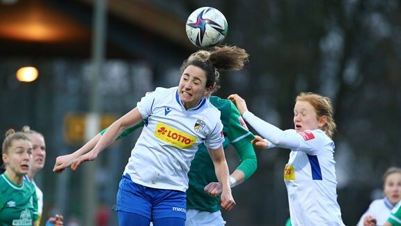 Julia Arnold (FC Carl Zeiss Jena, 13) beim Kopfball