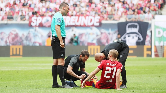 Konrad Laimer 27, RB Leipzig muss wegen einer Verletzung behandelt werden