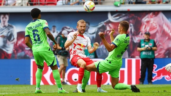 v.l.: Paulo Otavio (6, Wolfsburg), Konrad Laimer (27, RB Leipzig) und Micky van de Ven (5, Wolfsburg)