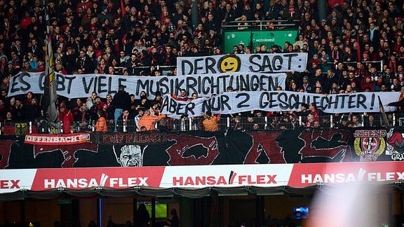 Queerfeindliches Banner der Bayer 04 Fans, gegen non-binaere und Transpersonen.