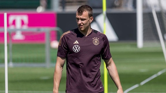 Fußballspieler Lukas Klostermann im Trikot der Deutschen Nationalmannschaft während des Trainings