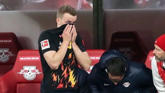 Lukas Klostermann RB Leipzig,16 muss verletzt ausgewechselt werden.