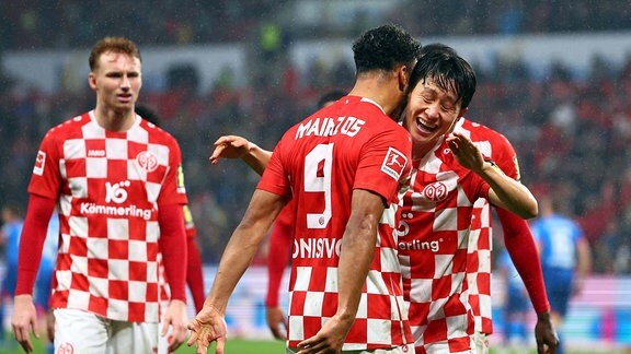 Jae-Sung Lee Mainz feiert sein Tor zum 1:0 gegen Leipzig, links: Karim Onisiwo 