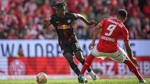 Leipzigs Amadou Haidara mit dem Mainzer Karim Onisiwo.