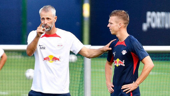 Marco Rose (Trainer RB Leipzig) (li.) spricht mit Dani Olmo (Offensives Mittelfeld RB)