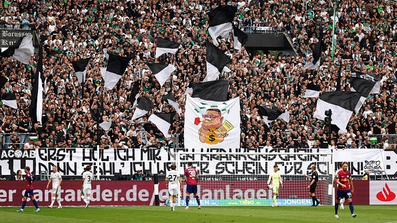 Ein Fanplakat in der Nordkurve thematisiert den umstrittenen Abgang von Ex- Borussia Mönchengladbach Manager Max Eberl.