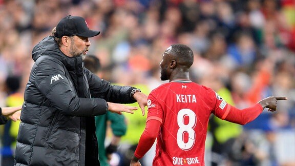 Trainer Jürgen Klopp mit Naby Keita, FC Liverpool