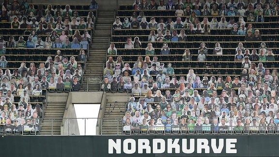 Die Pappkameraden-Fans wurden im Borussia Park in Mönchengladb angebracht