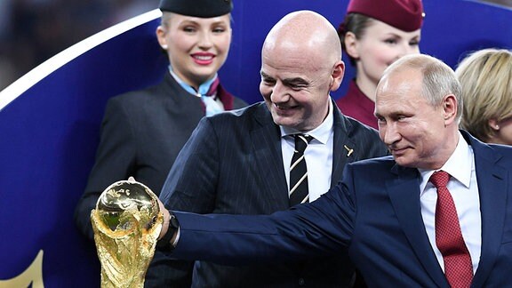 FIFA-Präsident Gianni Infantino und Präsident Wladimir Wladimirowitsch Putin  mit dem WM Pokal, 2018