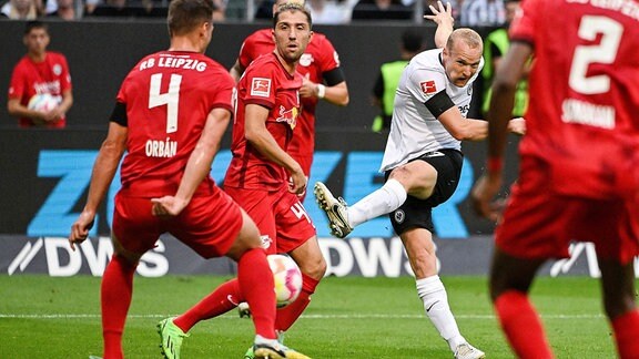 Eintracht Frankfurt - RB Leipzig v.l. Tor zum 2:0 für Frankfurt Willi Orban RB Leipzig