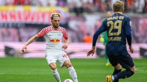 Leipzigs Kevin Kampl mit dem Mainzer Jonathan Burkardt