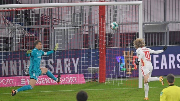 L-R Torwart Manuel Neuer Bayern München gegen Torschütze Emil Forsberg RB Leipzig 