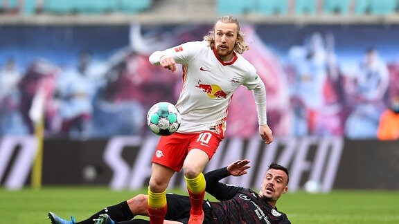 Spieltag RB Leipzig - VfB Stuttgart am 25.04.2021 in der Red Bull Arena in Leipzig Emil Forsberg  Leipzig , vorne - Philipp Förster  Stuttgart , hinten