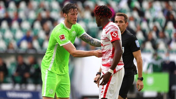 Wout Weghorst (VfL Wolfsburg), Mohamed Simakan (RB Leipzig) Wolfsburg