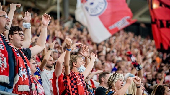 Fans feuern ihr Team an in die Red Bull Arena, Heimstaette von Fussball Bundesligist RB Leipzig