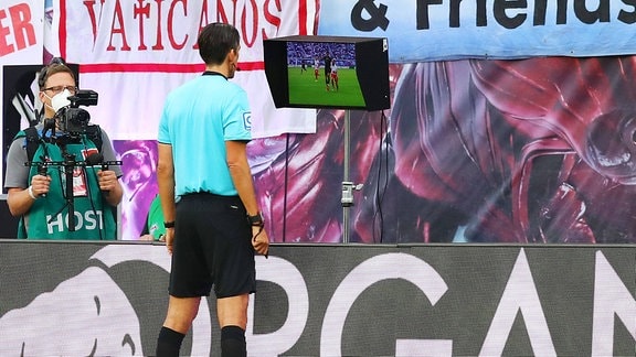 Videobeweis vor dem 0:1 mit Schiedsrichter Deniz Aytekin.