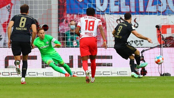 Robert Lewandowski 9, Bayern trifft per Handelfmeter zum 0:1 gegen Torwart Peter Gulacsi 1, RB Leipzig