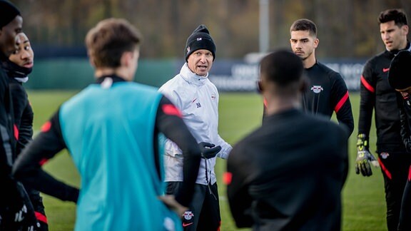 Leipzigs Cheftrainer Jesse Marsch spricht mit den Spielern. 