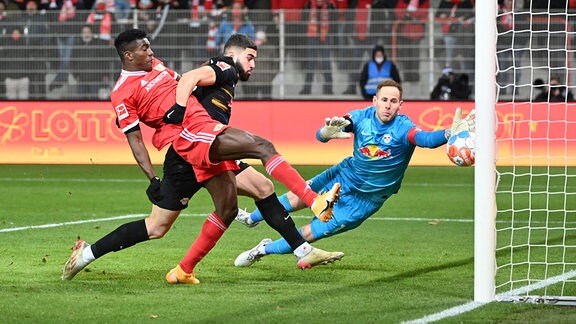 Taiwo Awoniyi 1. FC Union Berlin erzielt das Tor zum 1:0 gegen Josko Gvardiol RB Leipzig und Torhüter Peter Gulacsi RB Leipzig,